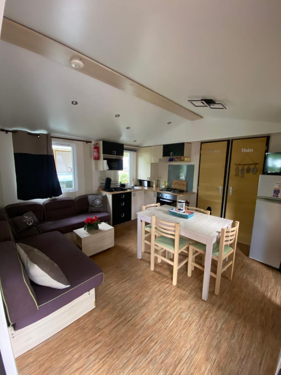 TV and multimedia, Living room, Seating area, Dining area