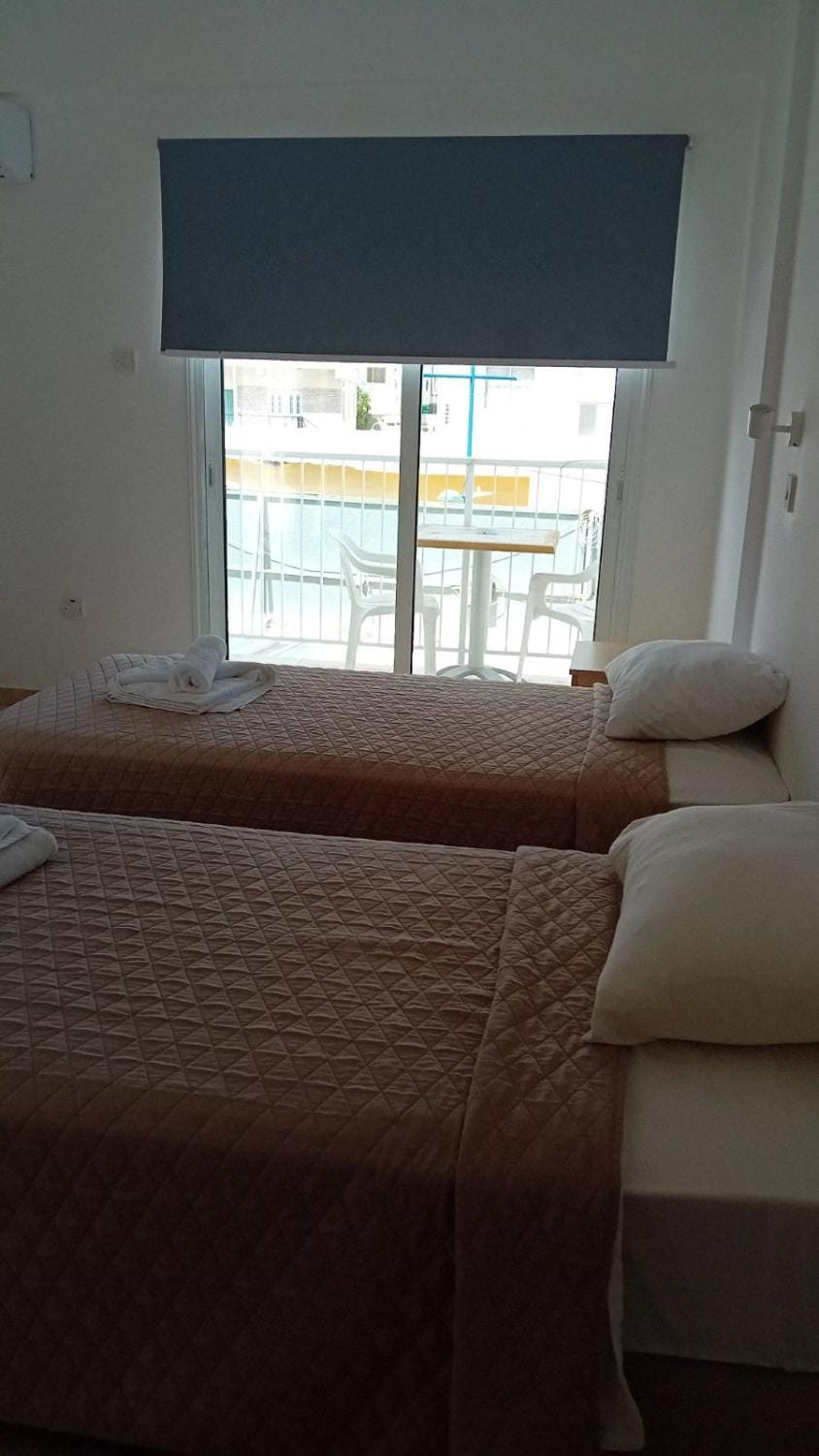 Bedroom, towels