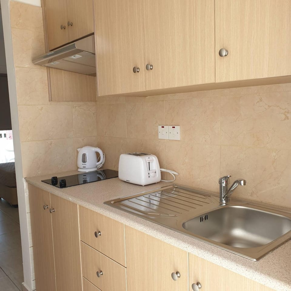 Coffee/tea facilities, Kitchen or kitchenette, stove, toaster