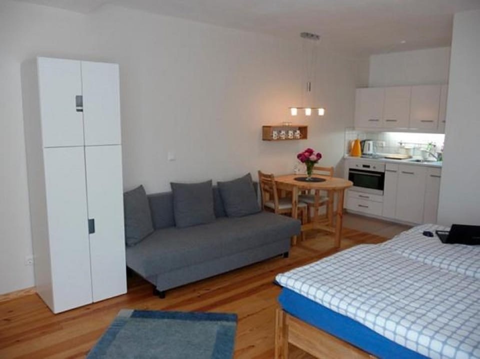 Kitchen or kitchenette, Living room, Seating area, Dining area