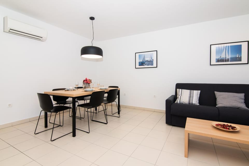 Living room, Seating area, Dining area, air conditioner