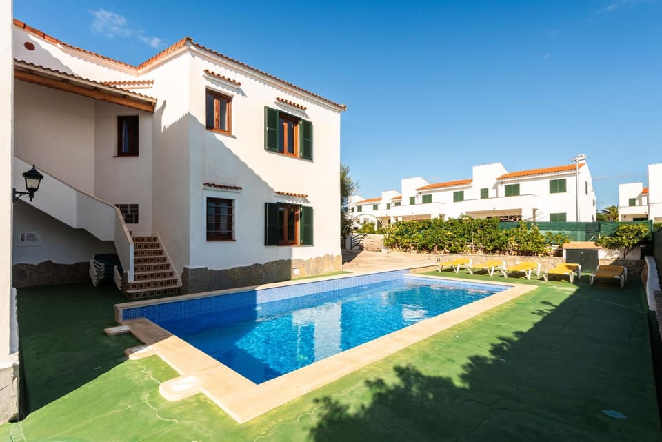 Swimming pool, sunbed