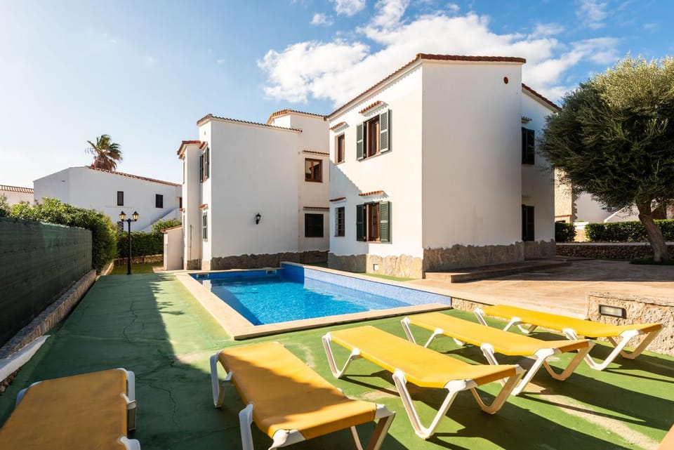 Property building, Swimming pool, sunbed