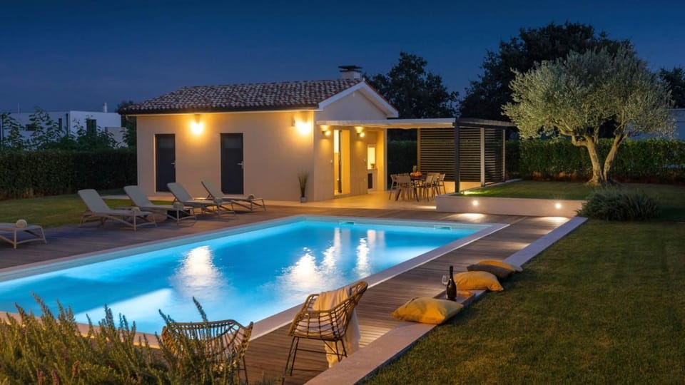 Property building, BBQ facilities, Garden, Balcony/Terrace, Seating area, Swimming pool