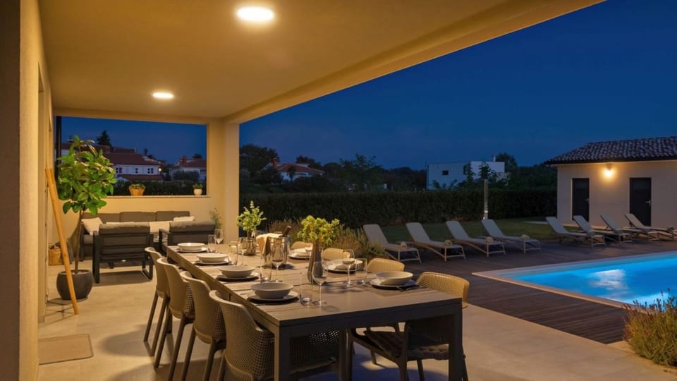 Property building, Garden, Balcony/Terrace, Seating area, Swimming pool