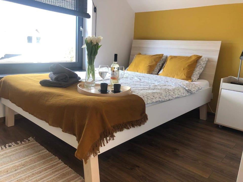 Bed, Bedroom, towels