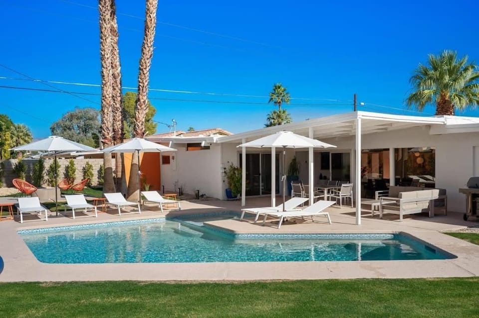 Mid - Century Retreat House in Palm Springs