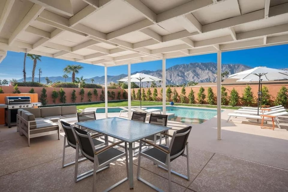 Mid - Century Retreat House in Palm Springs