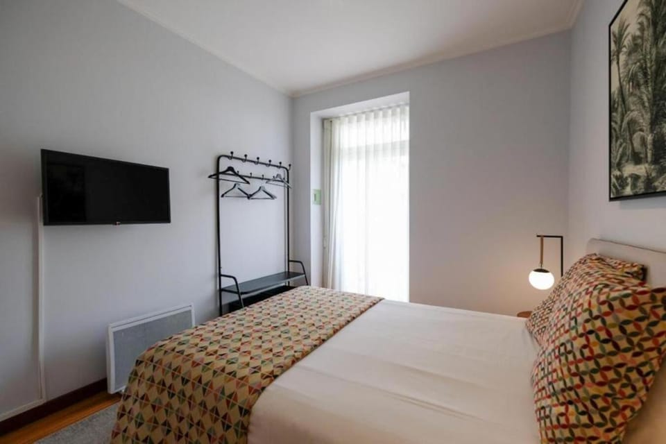 Bed, TV and multimedia, Bedroom