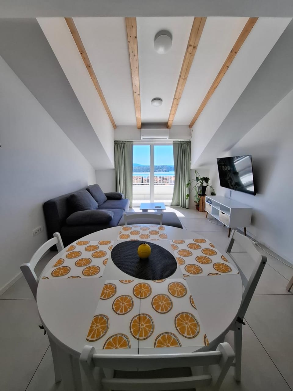 TV and multimedia, Living room, Seating area, Dining area