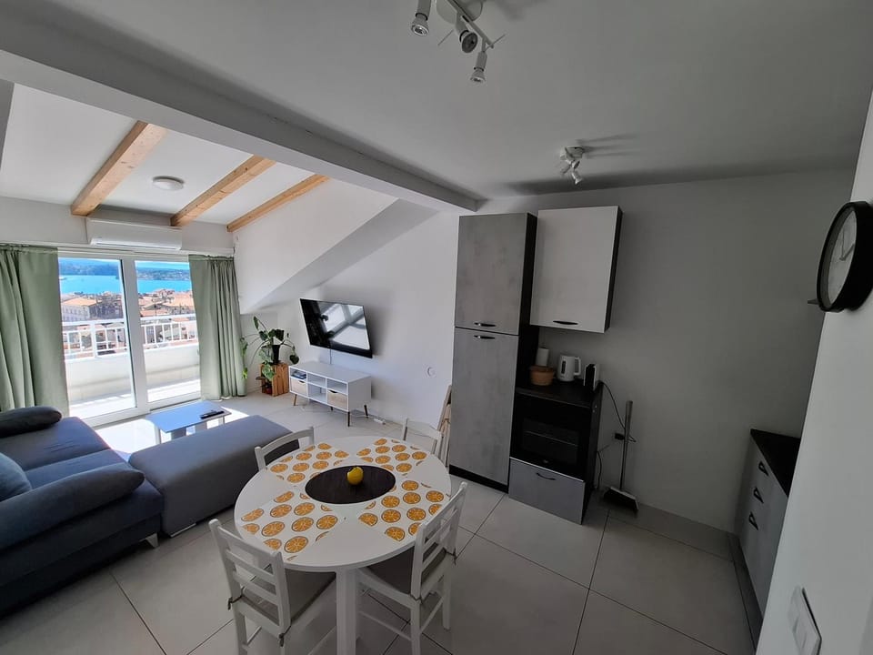 Communal lounge/ TV room, TV and multimedia, View (from property/room), Kitchen or kitchenette, Living room, Photo of the whole room, Dining area, Sea view, Lunch, kitchen