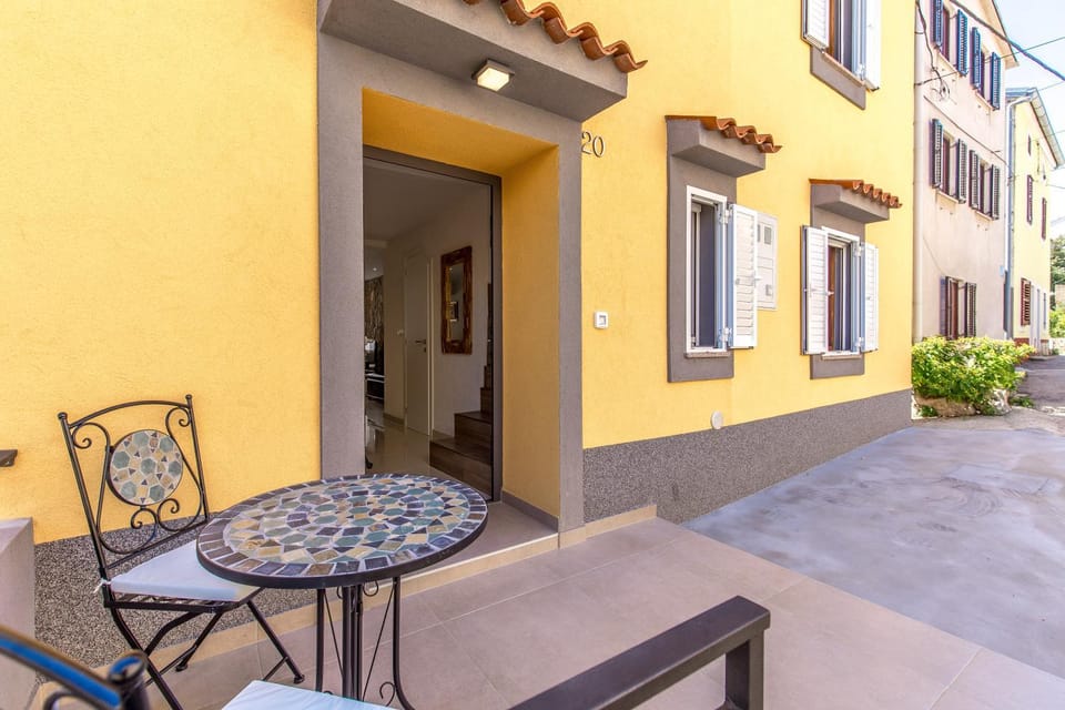 Facade/entrance, Balcony/Terrace