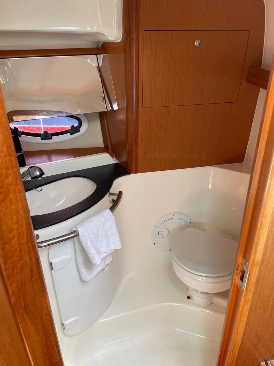 HEBERGEMENT INSOLITE SUR UN BATEAU À QUAI Docked boat in La Londe-les-Maures