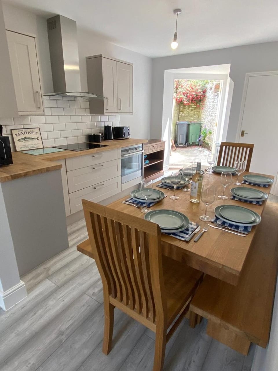 Kitchen or kitchenette, Dining area