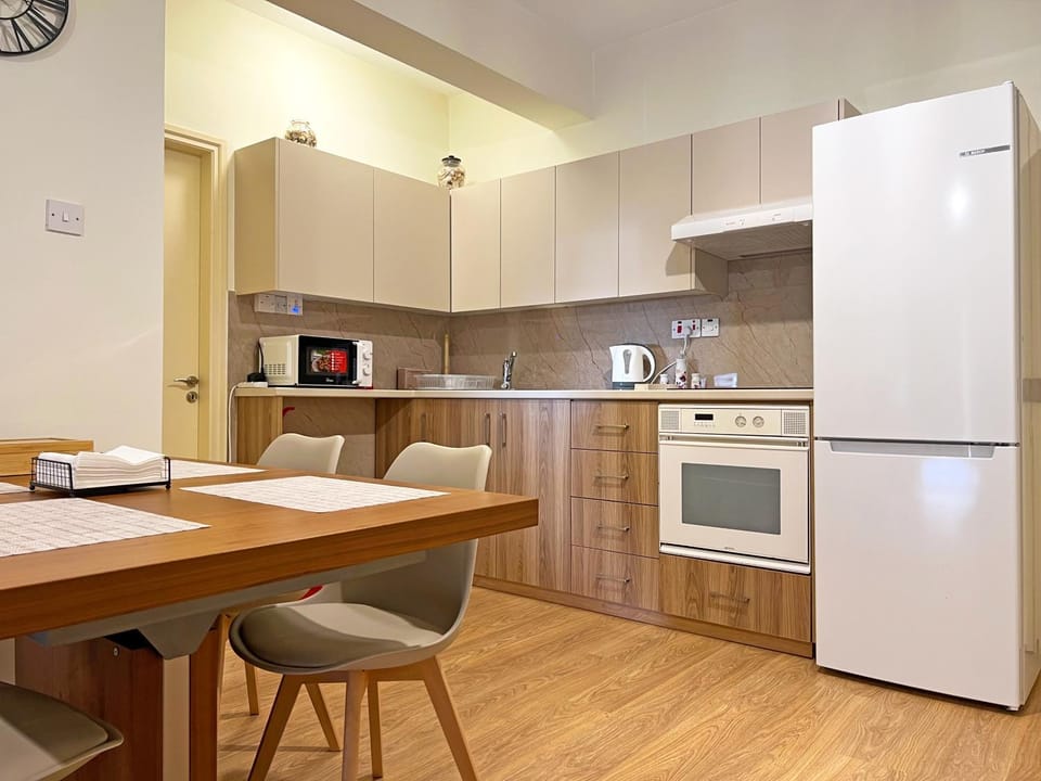Kitchen or kitchenette, Dining area, oven, stove