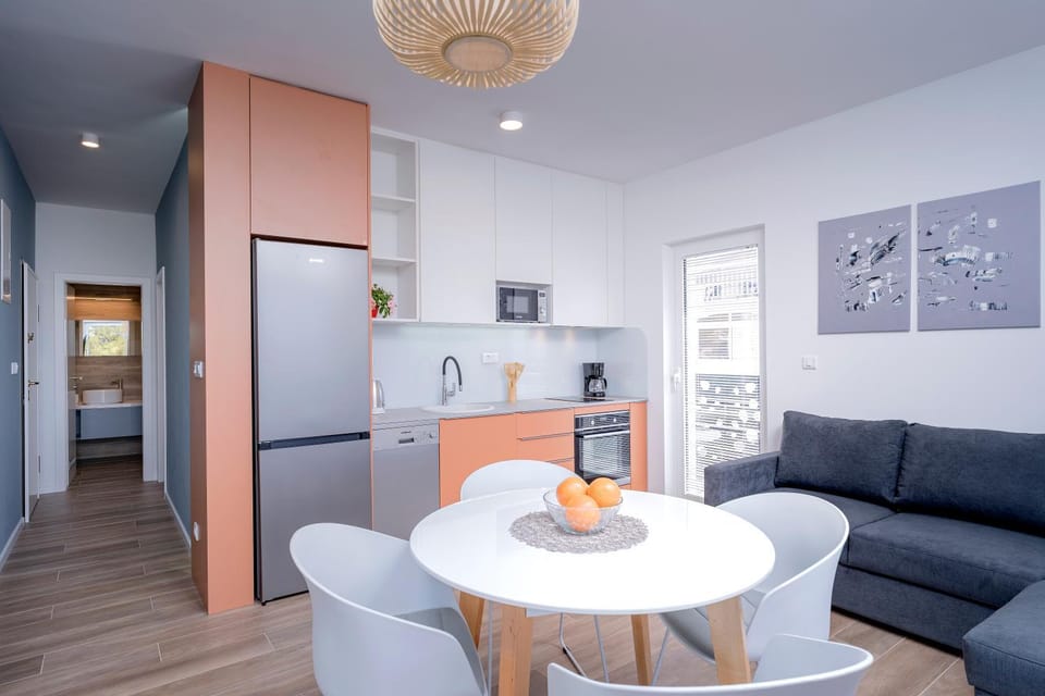 Kitchen or kitchenette, Living room, Seating area, Dining area