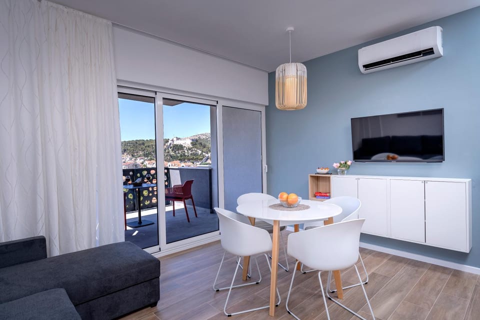 TV and multimedia, Living room, Seating area, Dining area, Mountain view