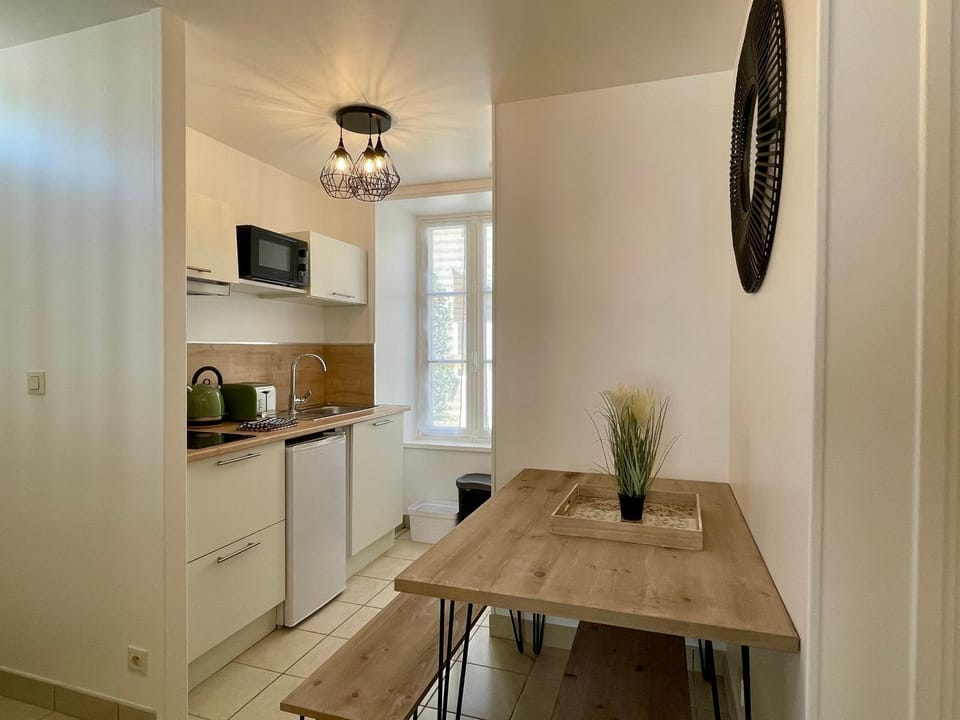 Kitchen or kitchenette, Dining area
