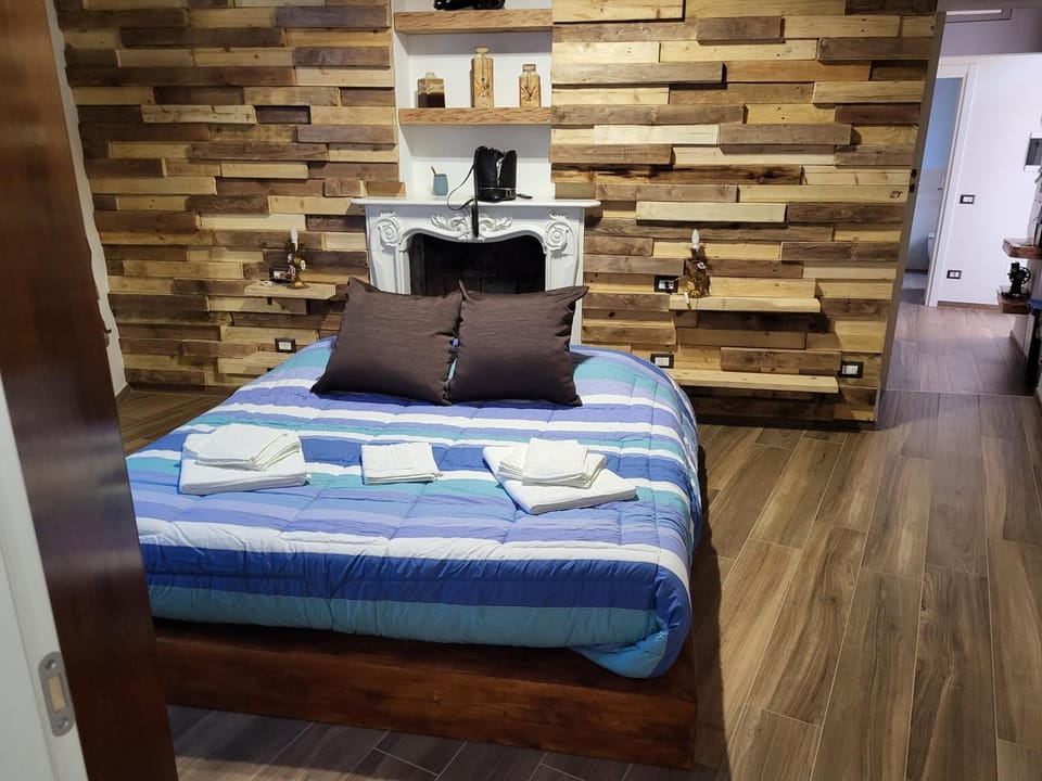 Bed, Photo of the whole room, Bedroom, towels