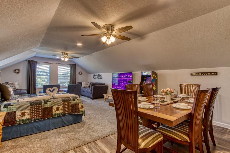 Bed, Game Room, TV and multimedia, Living room, Seating area, Dining area
