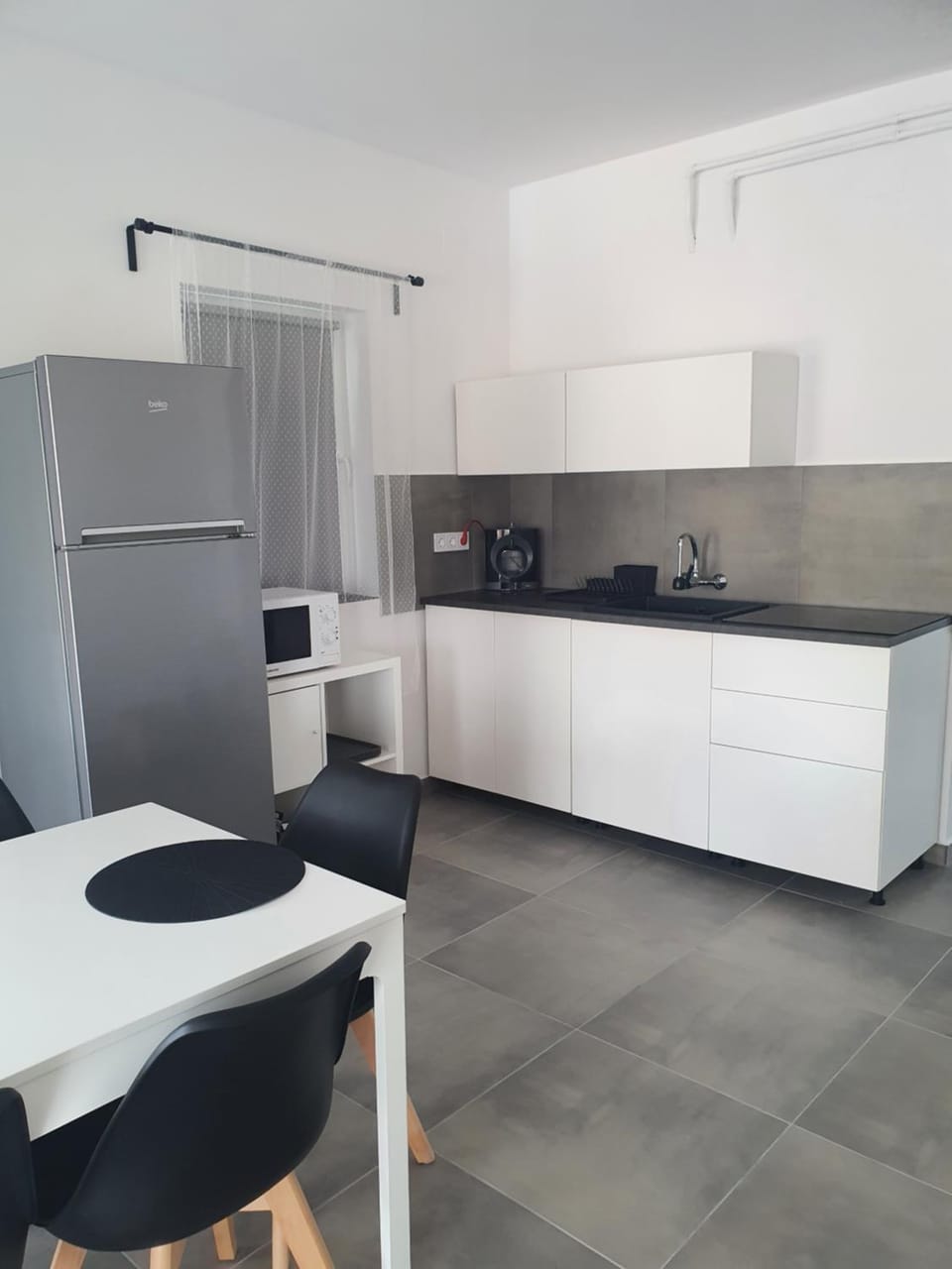 Kitchen or kitchenette, minibar, stove