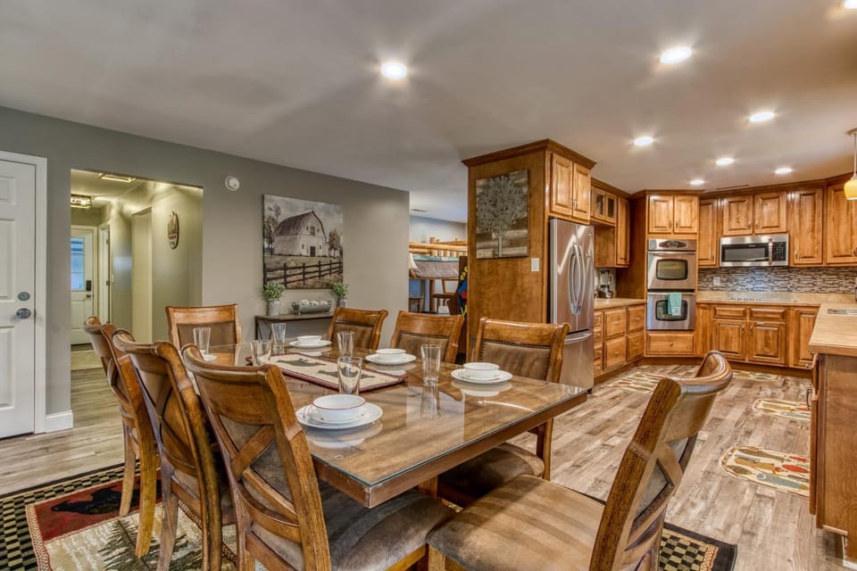 Kitchen or kitchenette, Dining area