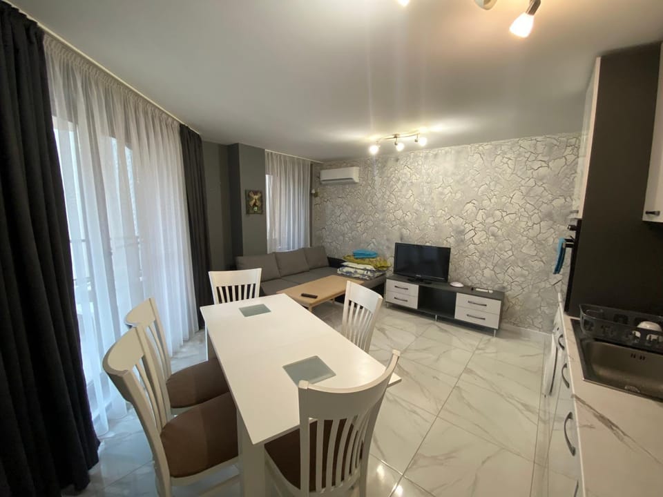 Communal lounge/ TV room, Seating area, Dining area, kitchen