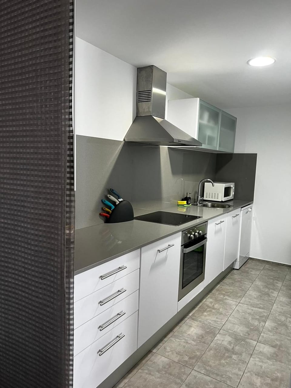 Kitchen or kitchenette, dishwasher, oven