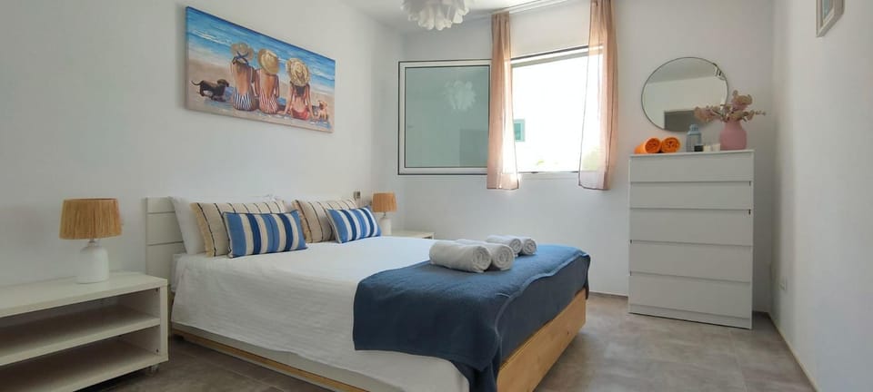 Bed, Photo of the whole room, Decorative detail, Bedroom, cot, towels