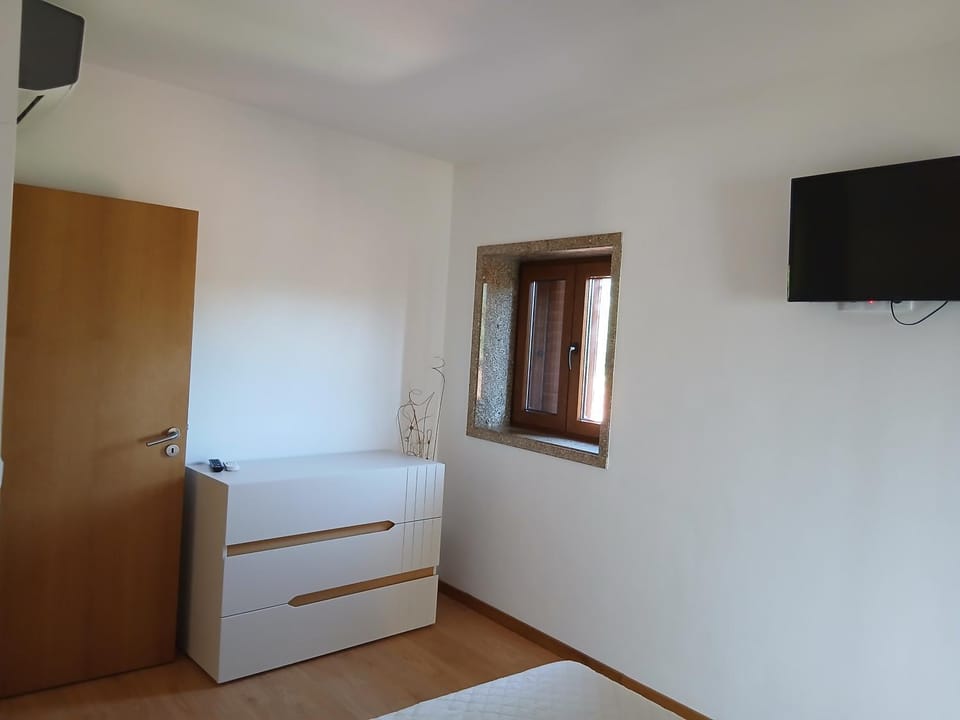 TV and multimedia, Photo of the whole room, Bedroom