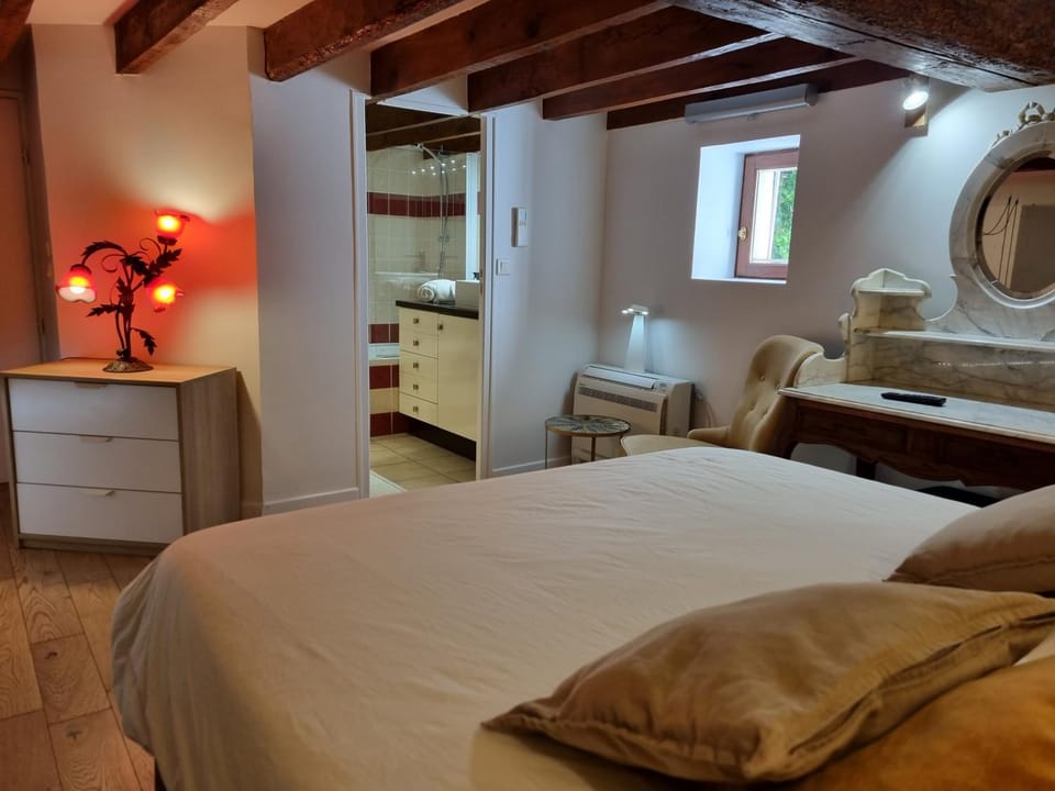 Photo of the whole room, Bedroom