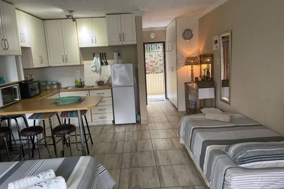 Bed, Kitchen or kitchenette, Seating area, Dining area, Bedroom, oven