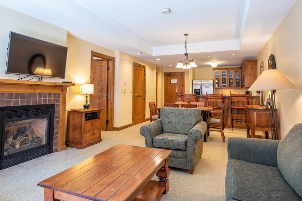One Bedroom Condo with Large Balcony over Mountaineer Square condo Apartment in Colorado