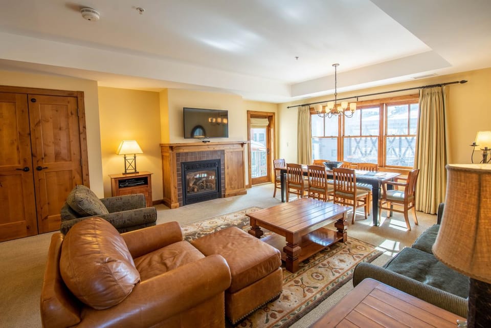 Spacious 3 Bedroom Condo with Balcony in Mountaineer Square condo Apartment in Colorado