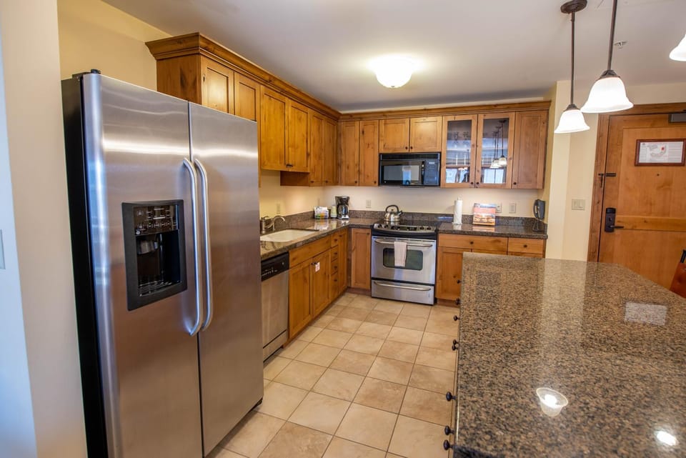 Spacious 3 Bedroom Condo with Balcony in Mountaineer Square condo Apartment in Colorado