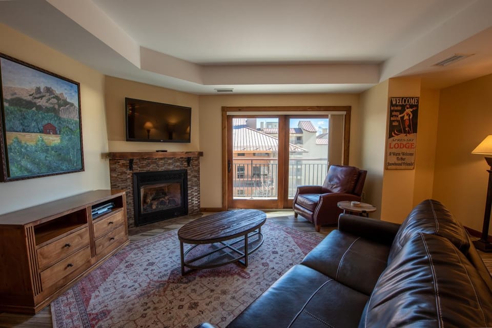 Beautifully Renovated Two Bedroom Condo with a Balcony in Mountaineer Square condo Apartment in Colorado