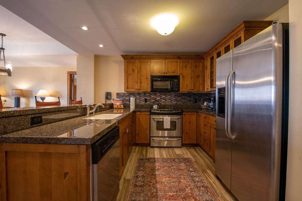Beautifully Renovated Two Bedroom Condo with a Balcony in Mountaineer Square condo Apartment in Colorado