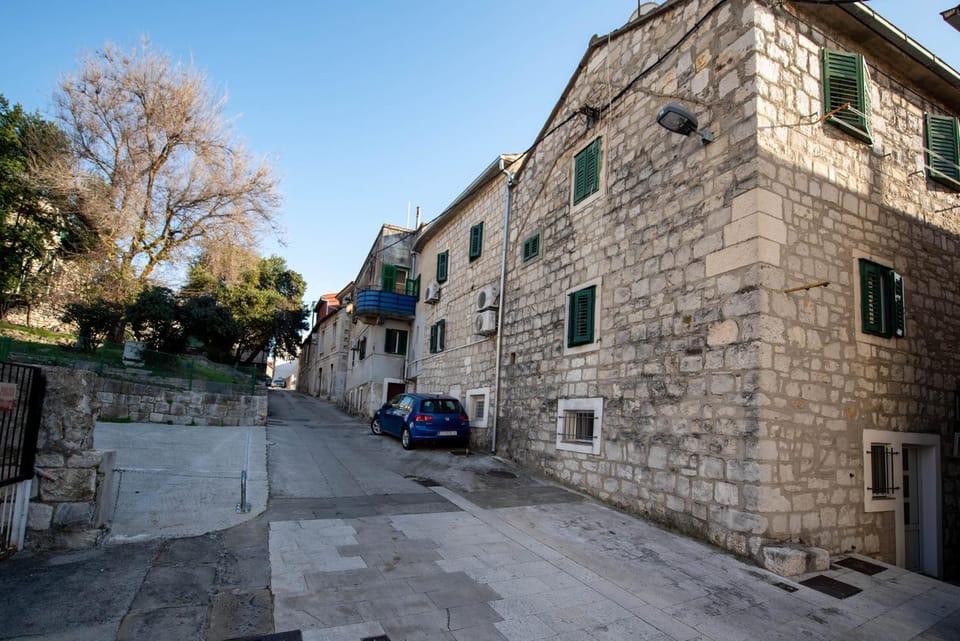 Neighbourhood, Street view