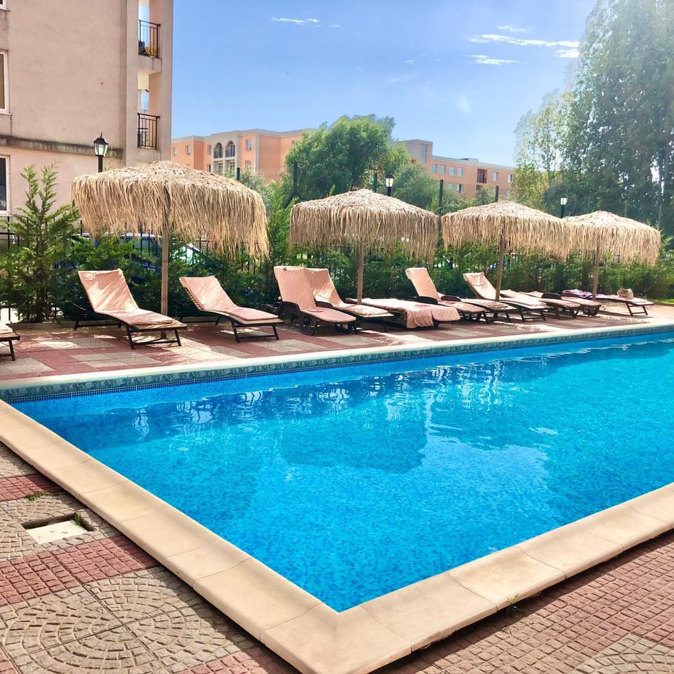 Day, Swimming pool, sunbed