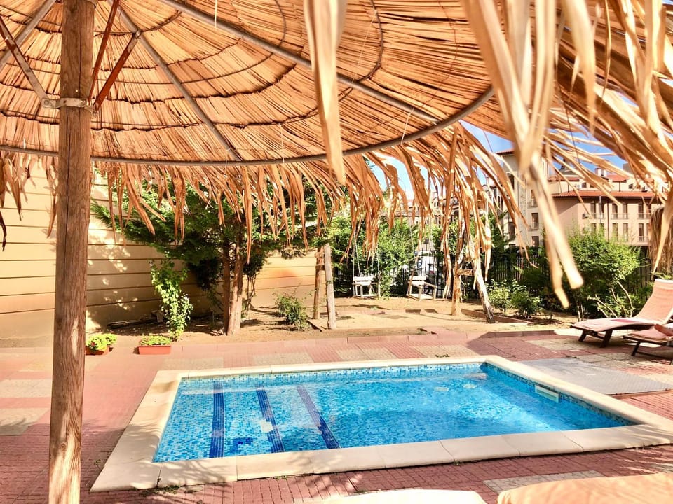 Day, Swimming pool