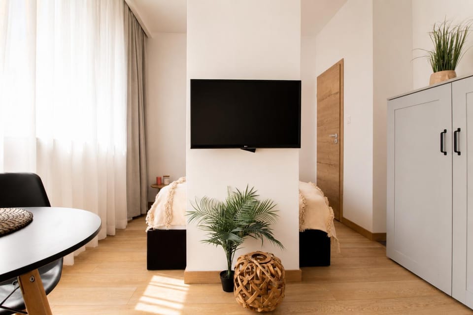 Communal lounge/ TV room, TV and multimedia, Living room, Seating area, Evening entertainment