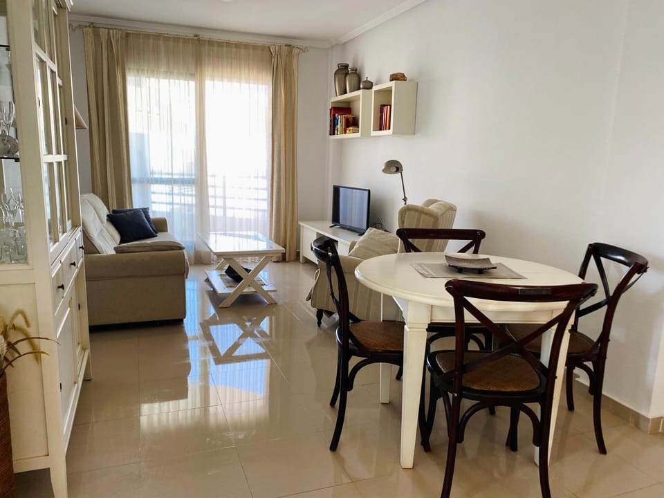 TV and multimedia, Seating area, Dining area