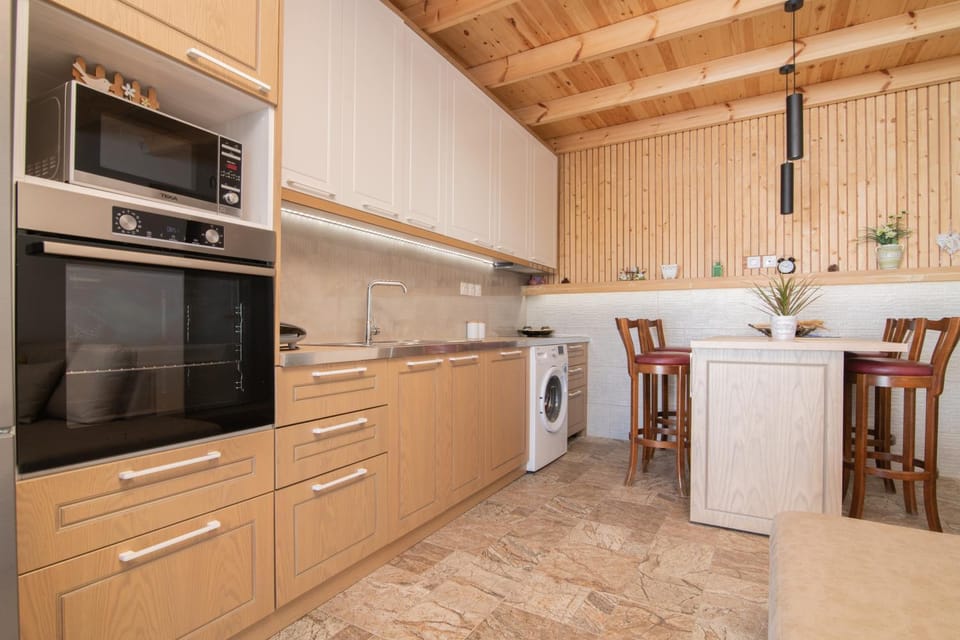 Kitchen or kitchenette, Dining area, minibar