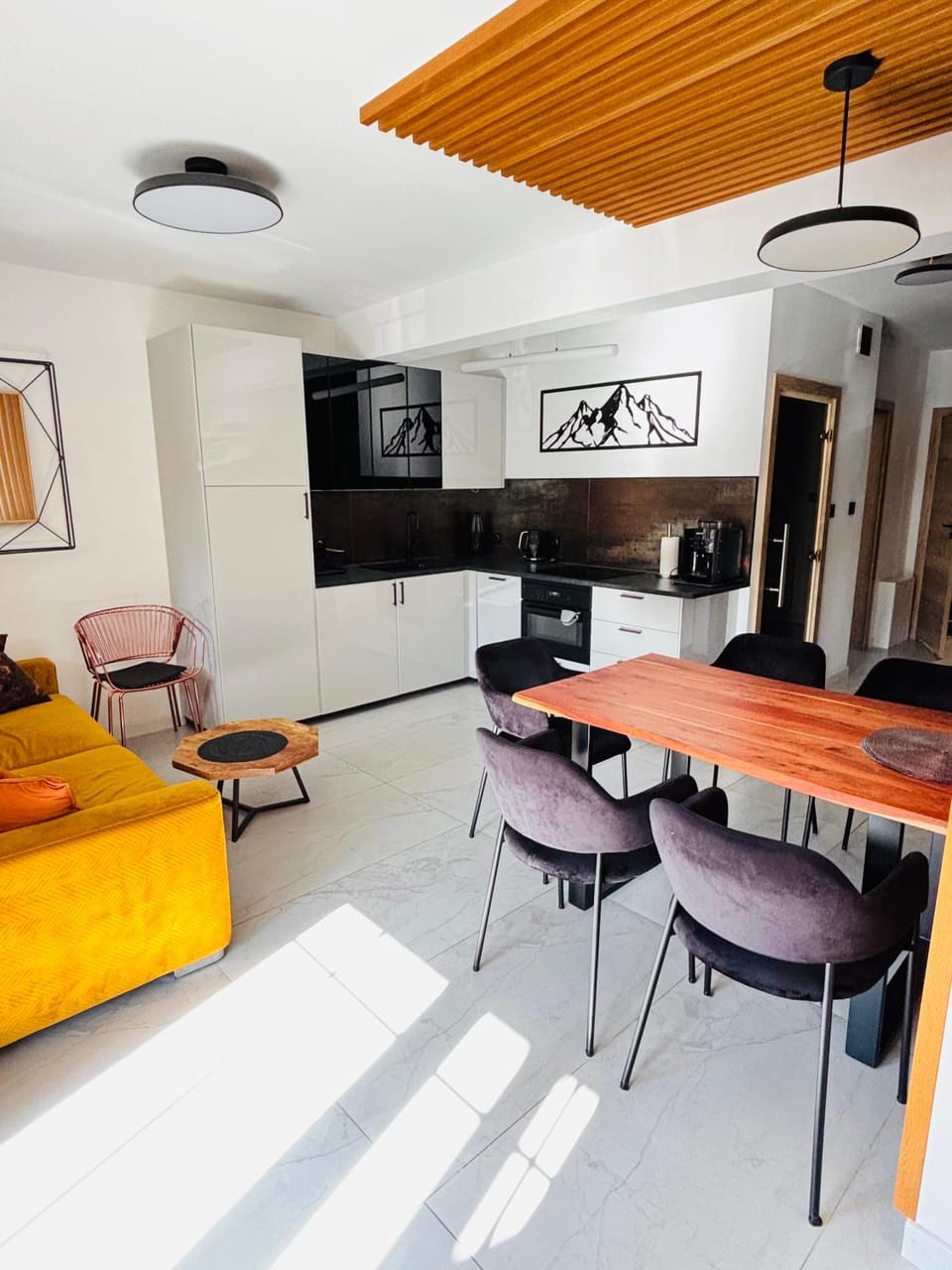 Living room, Seating area, Dining area, oven