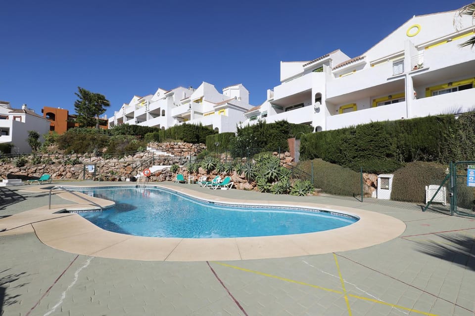 Swimming pool, sunbed