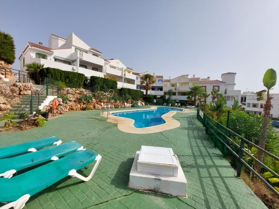 Swimming pool, sunbed