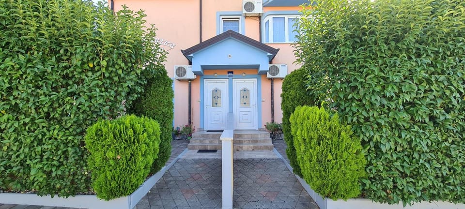 Property building, Facade/entrance
