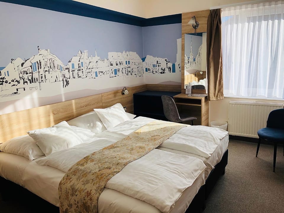 Bed, City view, Street view
