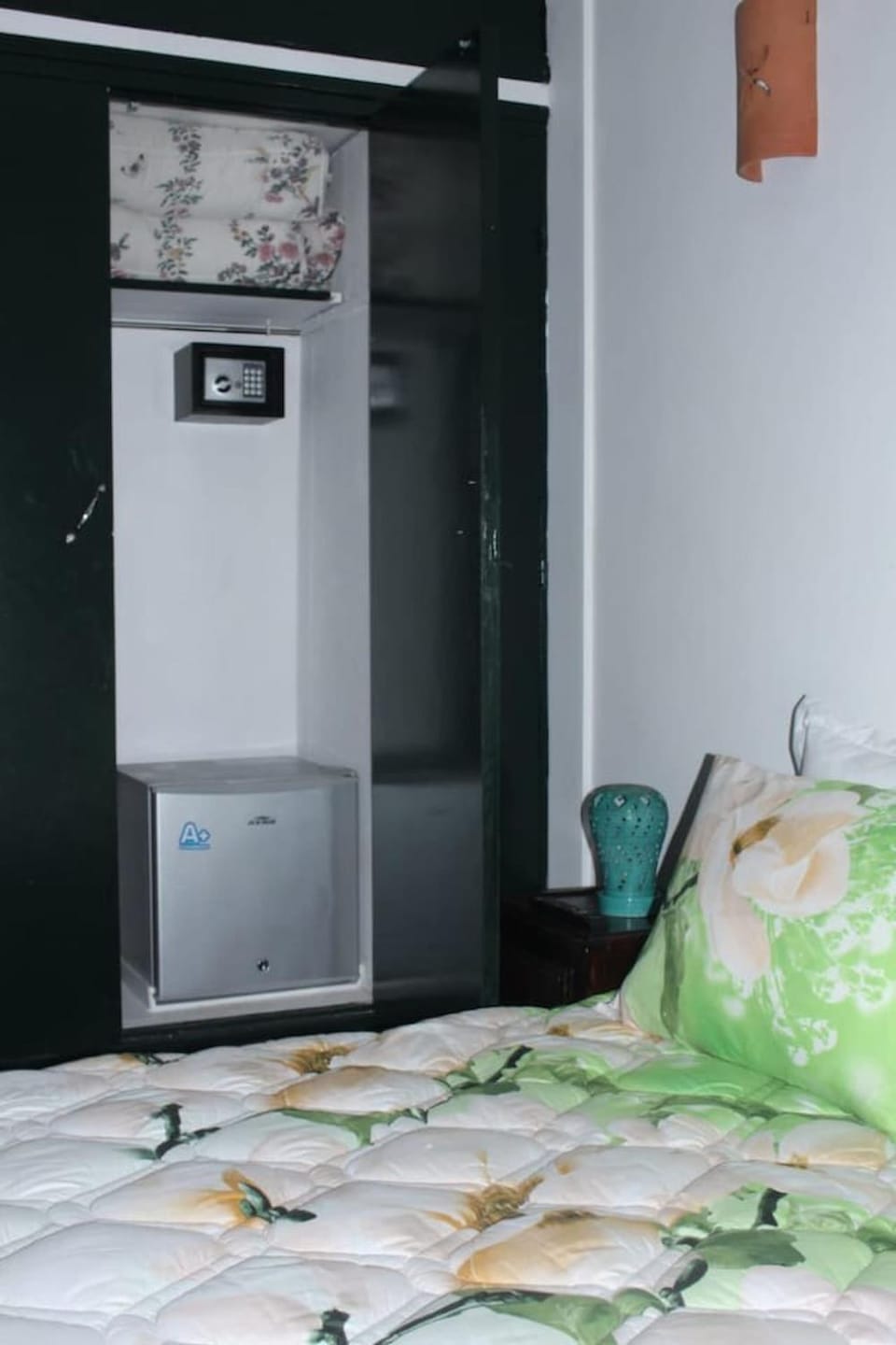 minibar, safe