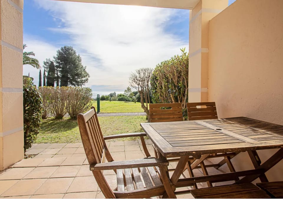 Garden level for 5 people with sea view Villa in Saint-Raphael